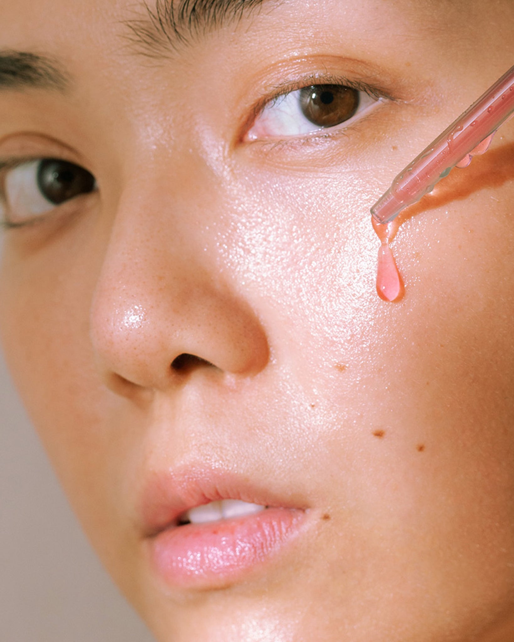 MÁDARA Organic Skincare aha peel serum A2104 serum product photo on plain background.