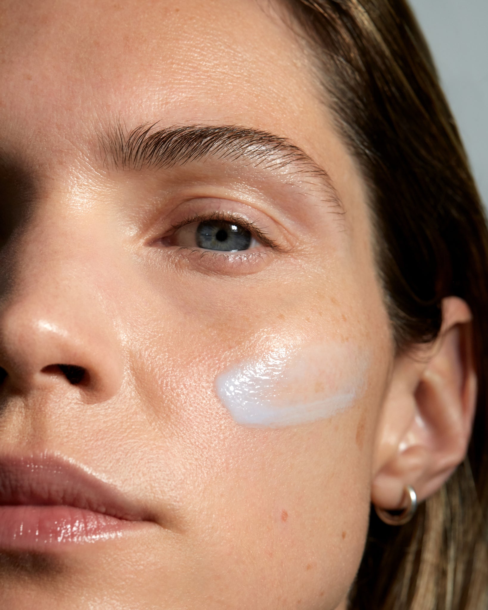 MÁDARA Organic Skincare retinol alternative serum A3185 serum product photo on plain background.