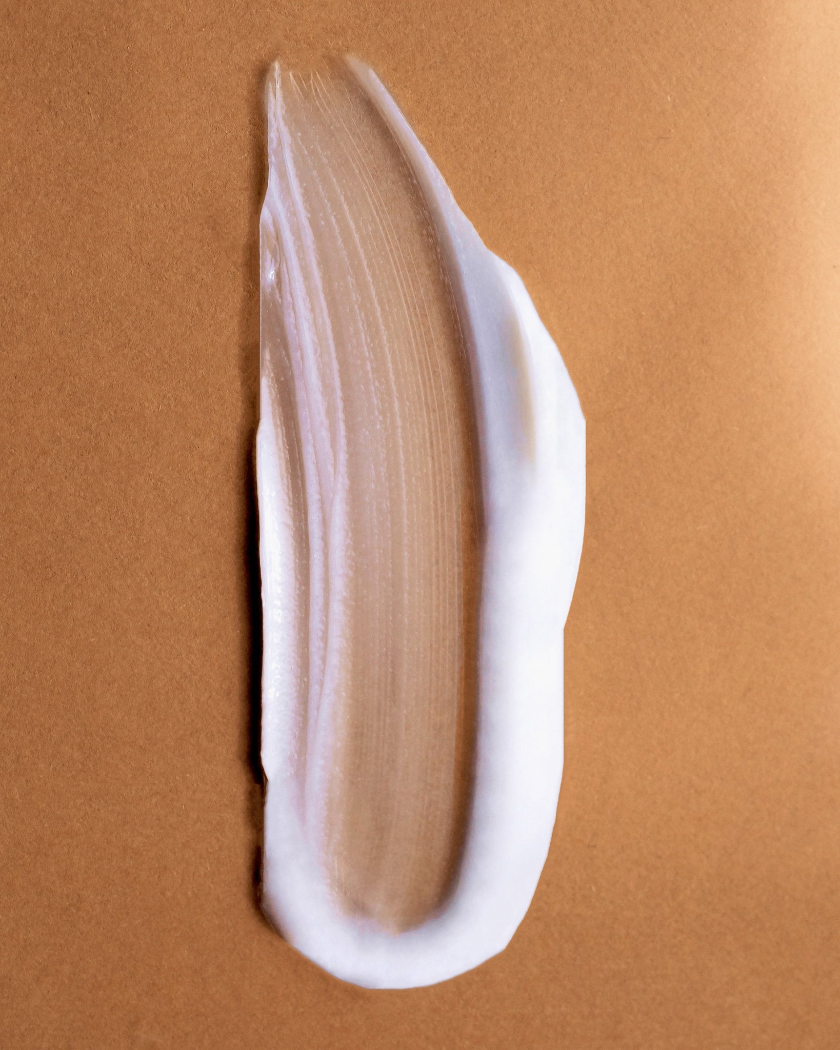 Texture close-up of MÁDARA Organic Skincare grow conditioner A4073 conditioner �swatch demonstrates consistency and finish.