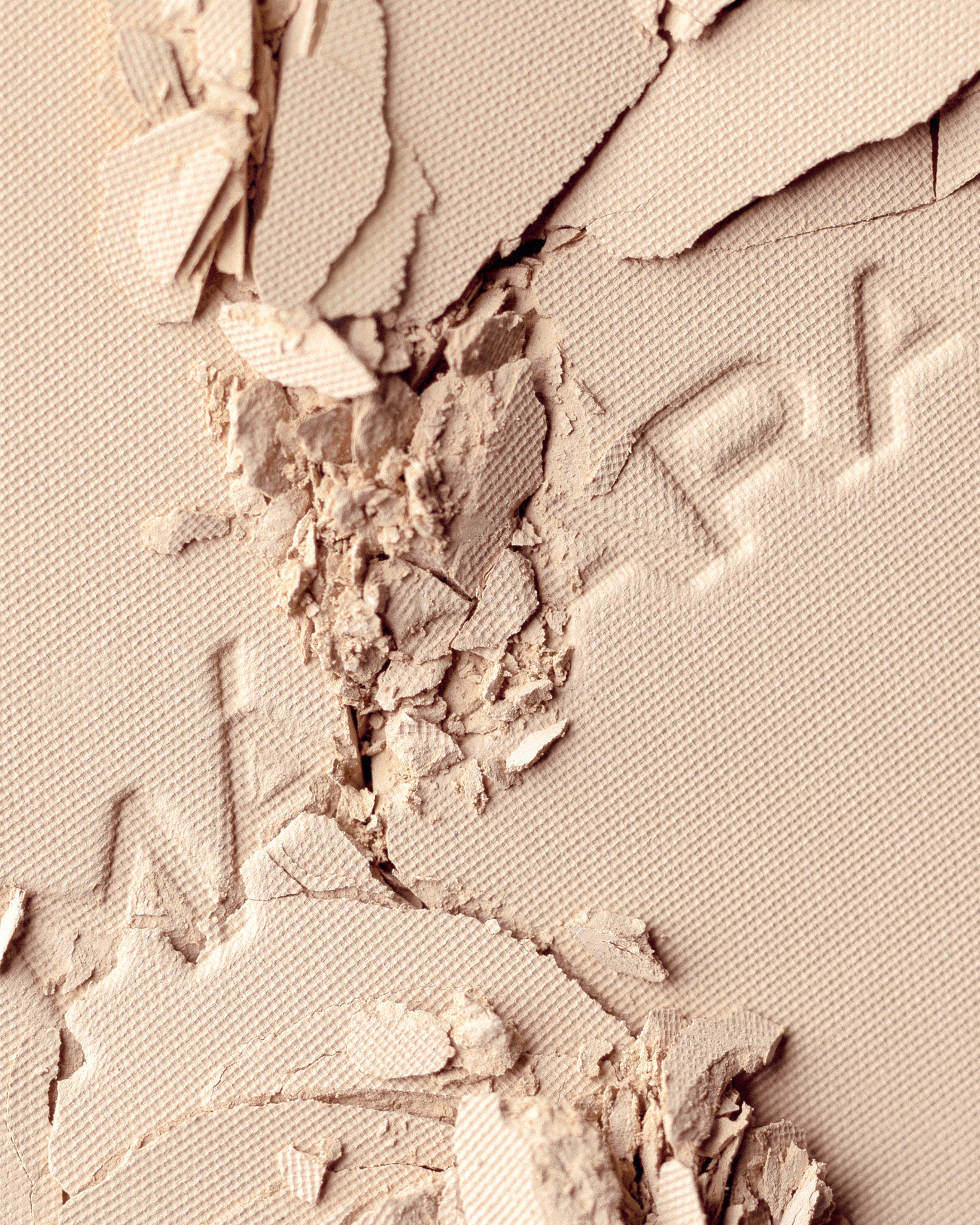 Texture close-up of MÁDARA Organic Skincare air equal powder fair A6801 �swatch demonstrates consistency and finish.