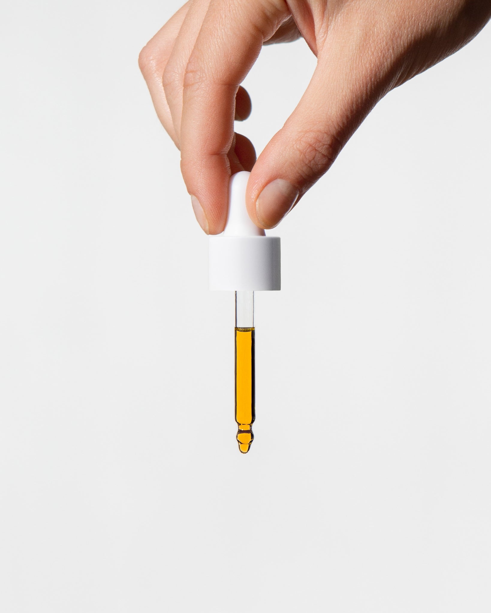 MÁDARA Organic Skincare moisturising oil A3366 face oil product photo on plain background.